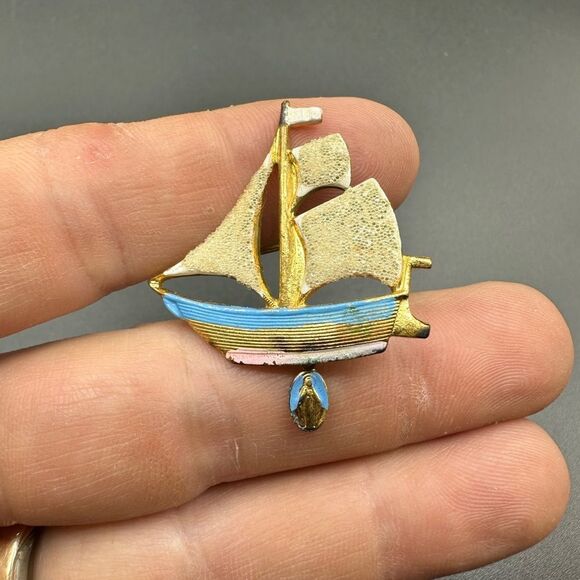 Vintage enamel sailing boat with Mary medal - Picture 2 of 3